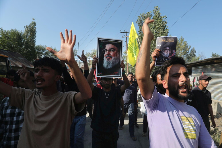 Manifestação em homenagem a Hassan Nasrallah, líder do Hezbollah morto em ataque israelense © ANSA/EPA