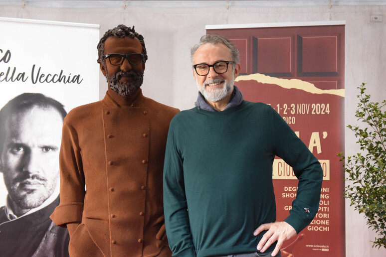 Massimo Bottura e sua estátua de chocolate em Modena - TODOS OS DIREITOS RESERVADOS