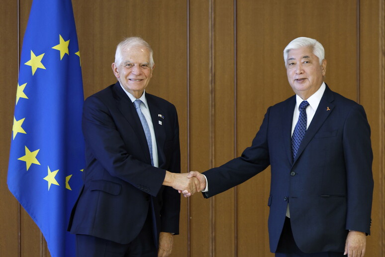 Borrell e Iwaya durante assinatura do acordo entre UE e Japão - TODOS OS DIREITOS RESERVADOS