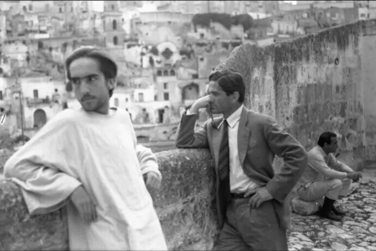 Un alto en el rodaje de  'La pasión según Mateo ', de Pier Paolo Paoslini. De fondo, una vista panorámica de Matera - TODOS LOS DERECHOS RESERVADOS