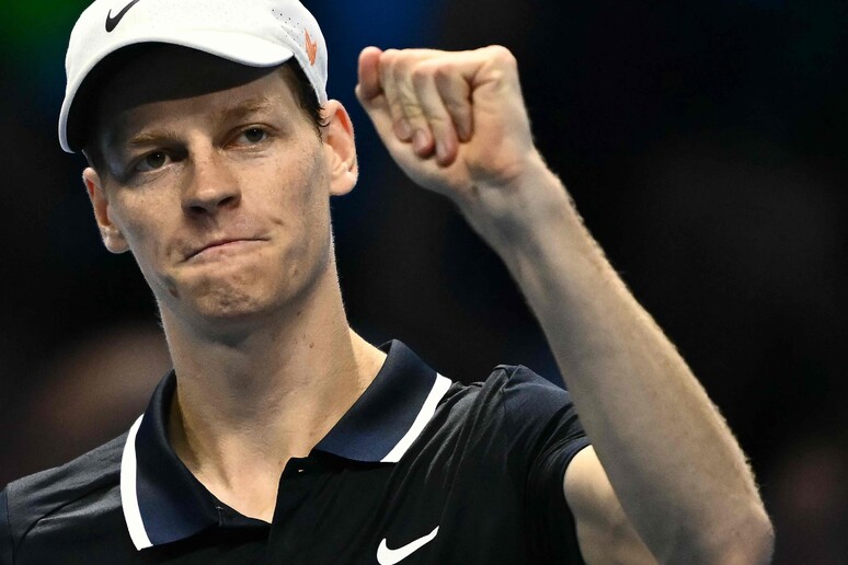 Sinner volvió a ganar y está a un paso de jugar las semifinales del ATP Finals © ANSA/AFP