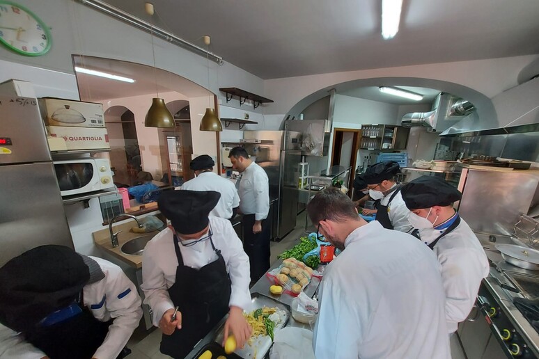 I ragazzi della Locanda del Giullare ' al lavoro in cucina - RIPRODUZIONE RISERVATA