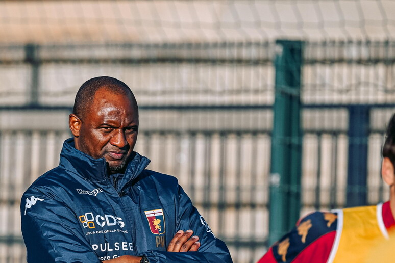 Vieira dirigió su primer entrenamiento en Genoa © ANSA/EPA