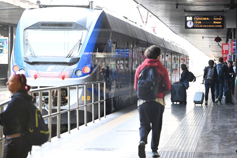 RISCHIO DISAGI NEL FINE SETTIMANA PER SCIOPERO DEI TRENI - RIPRODUZIONE RISERVATA