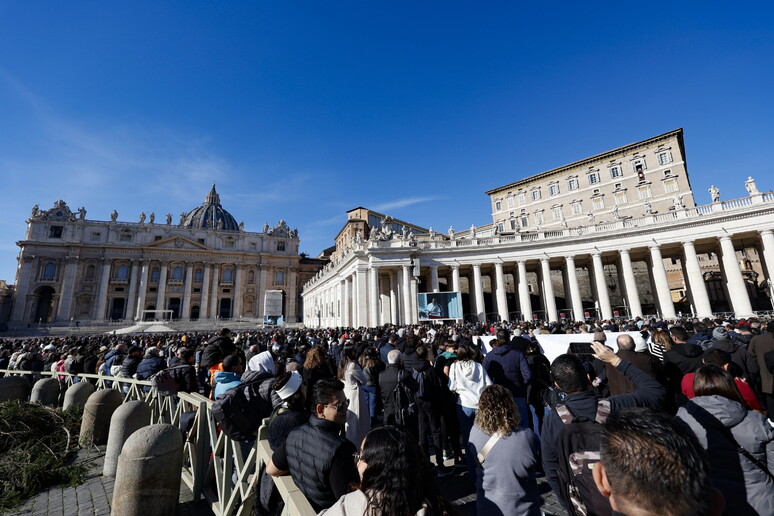 I fedeli in piazza San Pietro durante l 'Angelus - RIPRODUZIONE RISERVATA