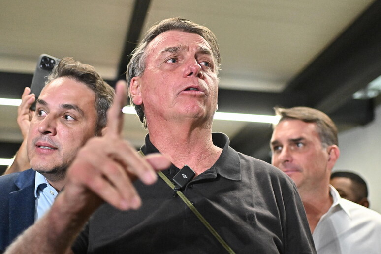 Jair Bolsonaro fala com imprensa no Aeroporto de Brasília © ANSA/EPA