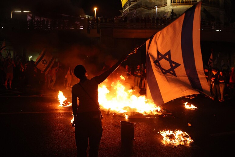 Manifestantes protestam em frente à casa de Netanyahu © ANSA/AFP