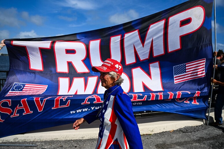 Bandeira pró-Trump em Palm Beach, na Flórida © ANSA/AFP