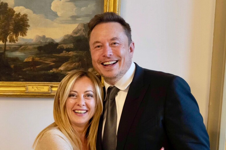 Meloni compartilhou uma foto sua com Musk em seu perfil no X - TODOS OS DIREITOS RESERVADOS