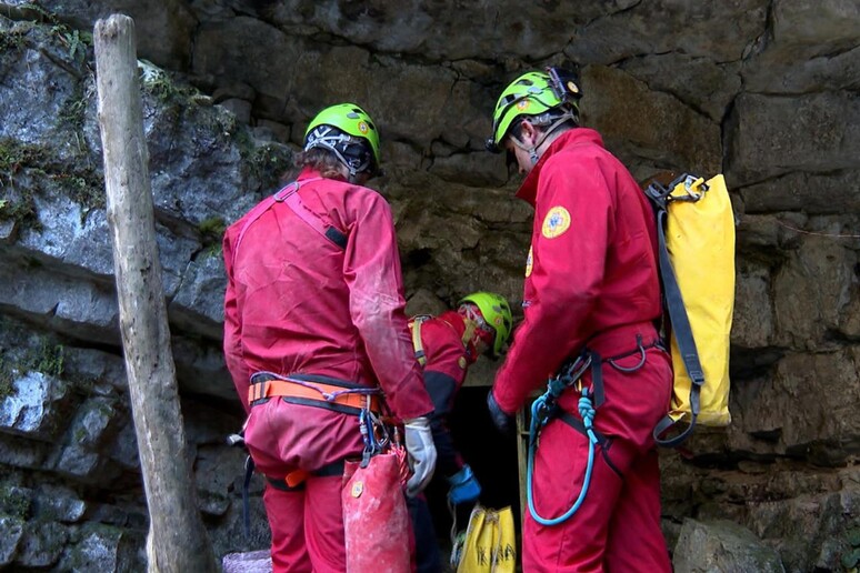 Alcuni dei soccorritori che hanno lavorato per salvare Ottavia Piana - RIPRODUZIONE RISERVATA