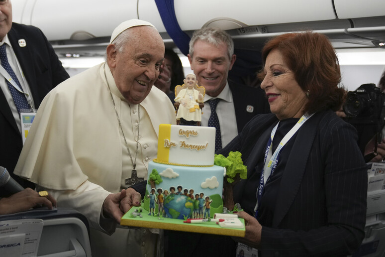 Papa Francisco ganhou bolo em voo - TODOS OS DIREITOS RESERVADOS