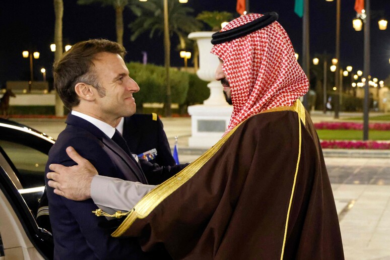 Macron in Arabia Saudita, incontra Bin Salman © ANSA/AFP