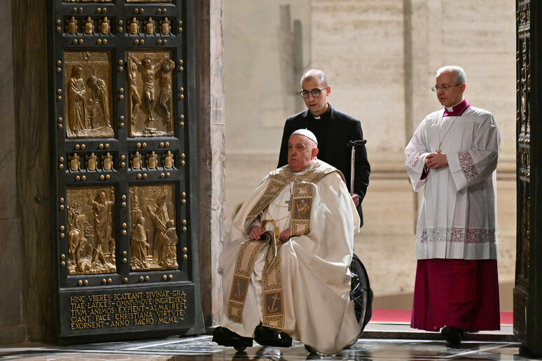 Papa Francisco atravessa Porta Santa da Basílica de São Pedro © ANSA/AFP