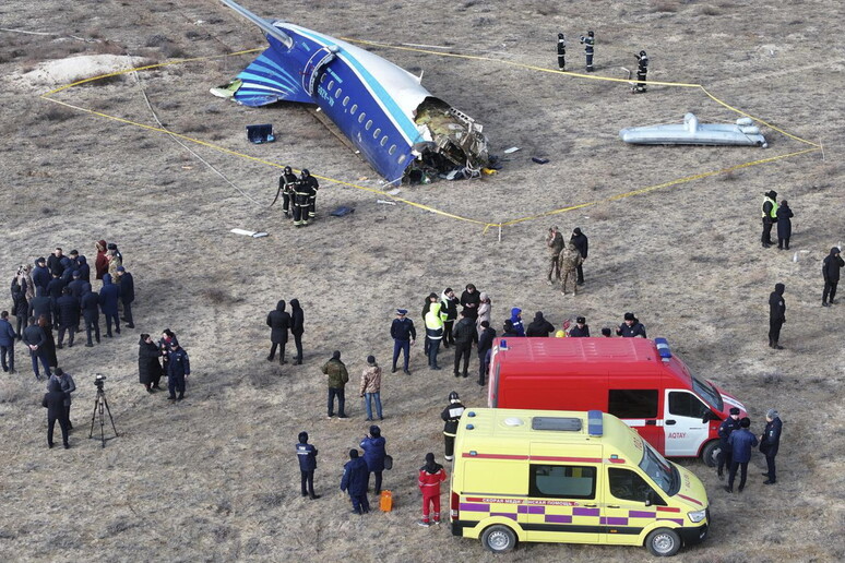 Destroços de avião acidentado no Cazaquistão © ANSA/EPA