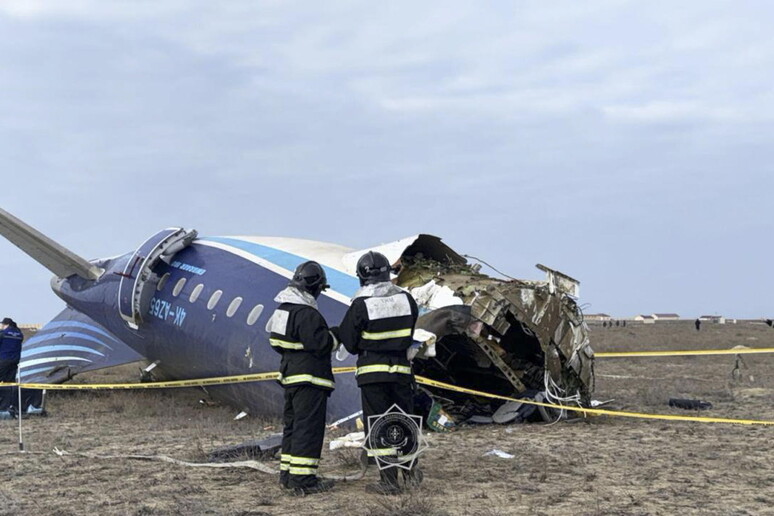 Destroços de avião da Azerbaijan Airlines © ANSA/EPA