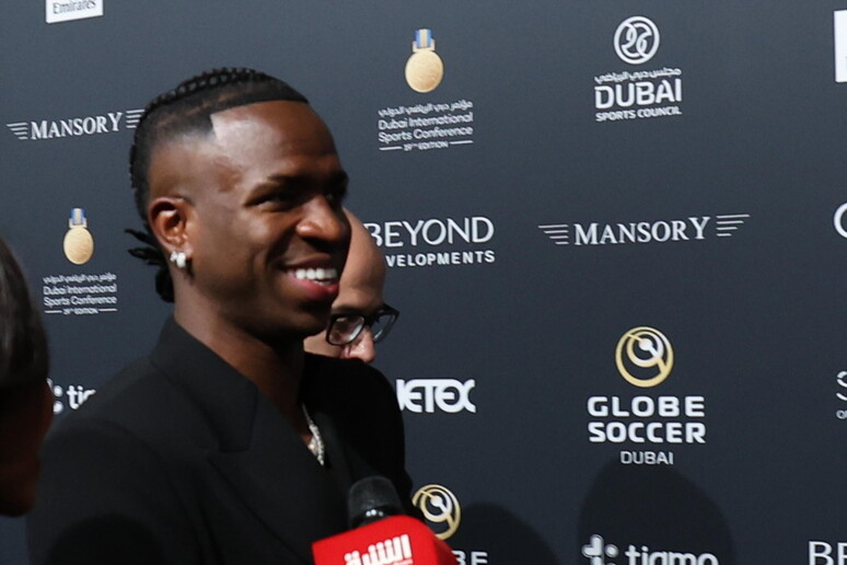 Vinicius Junior recibió el premio al mejor jugador en los Globe Soccer Awards © ANSA/EPA