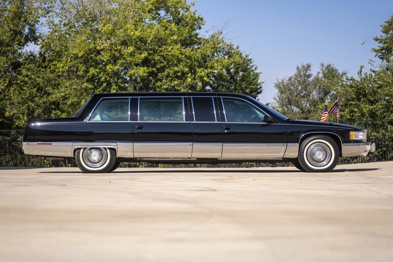 All 'asta la Limousine presidenziale blindata di Bill Clinton - RIPRODUZIONE RISERVATA