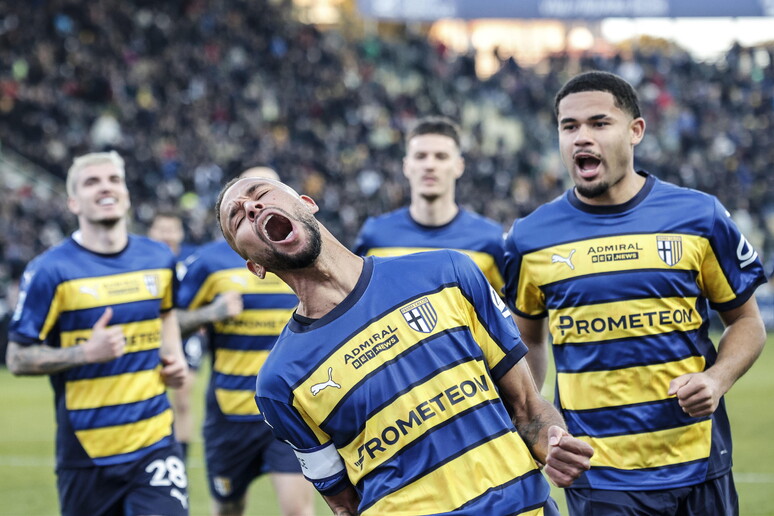 Hernani (em primeiro plano) abriu placar para o Parma contra o Monza - TODOS OS DIREITOS RESERVADOS