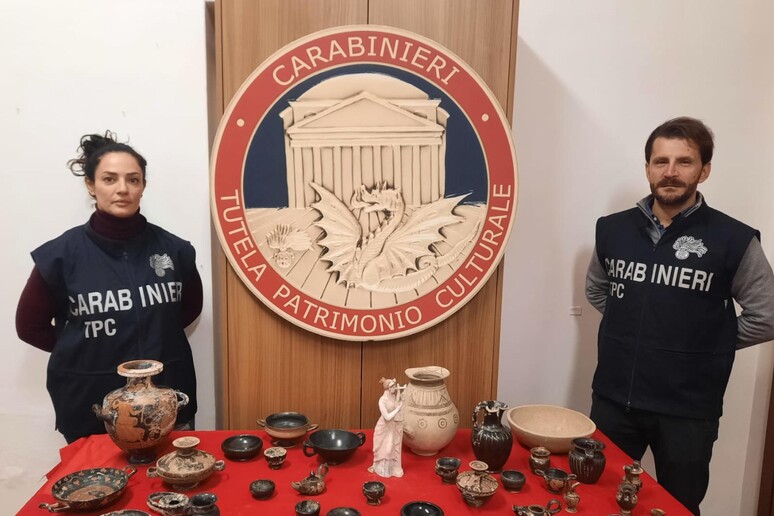 Sequestro reperti archeologici Carabinieri Nucleo Tpc Bari - RIPRODUZIONE RISERVATA