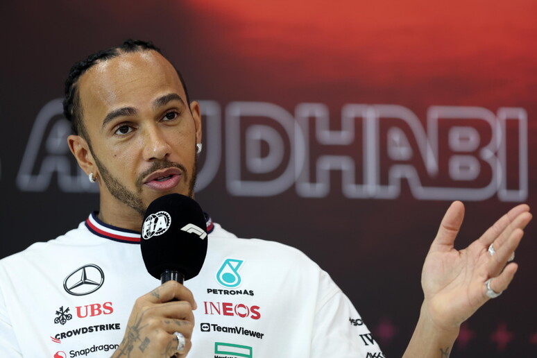 Hamilton participou de entrevista coletiva em Abu Dhabi © ANSA/EPA