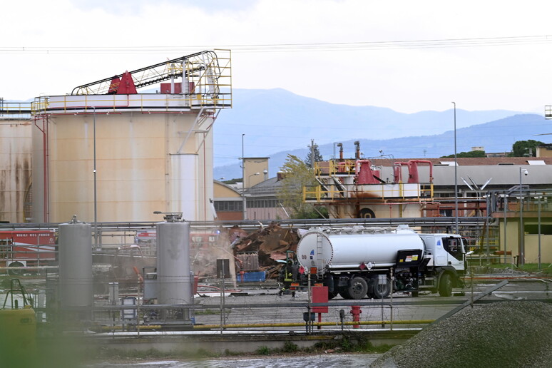 Refinaria palco de explosão na Itália - TODOS OS DIREITOS RESERVADOS