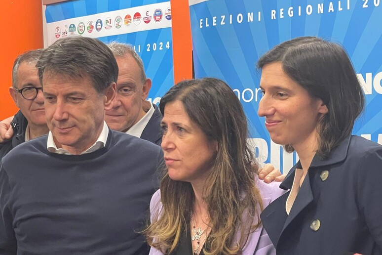 Todde, Schlein e Conte nella sede elettorale di Todde  'sono il primo presidente donna della Sardegna  ' - RIPRODUZIONE RISERVATA