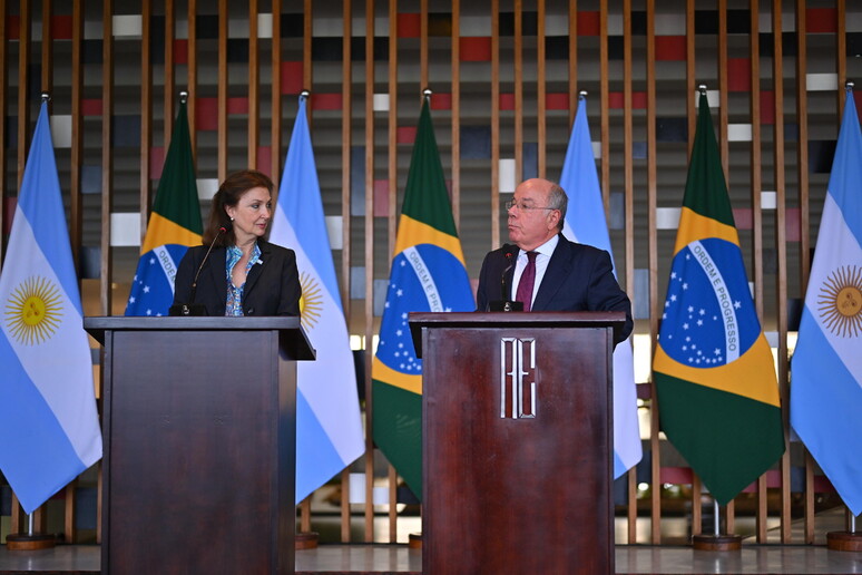 Diana Mondino e Mauro Vieira durante encontro no Itamaraty, em 15 de abril de 2024 © ANSA/EPA