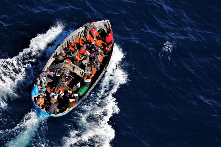 Barco de migrantes em direção à Itália, em foto de arquivo - TODOS OS DIREITOS RESERVADOS