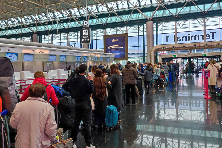 Muchos pasajeros en el aeropuerto Fiumicino de Roma. - TODOS LOS DERECHOS RESERVADOS
