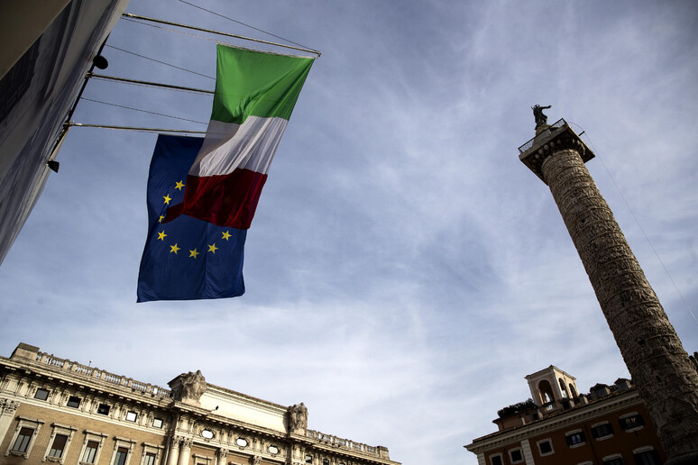 Bandeiras da Itália e da UE no Palácio Chigi, sede do governo, em Roma - TODOS OS DIREITOS RESERVADOS
