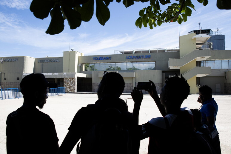 Crianças deixaram Porto Príncipe rumo à Itália © ANSA/EPA