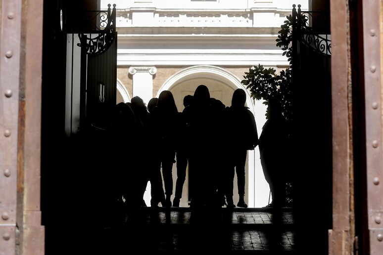 Ragazzi in un liceo - RIPRODUZIONE RISERVATA