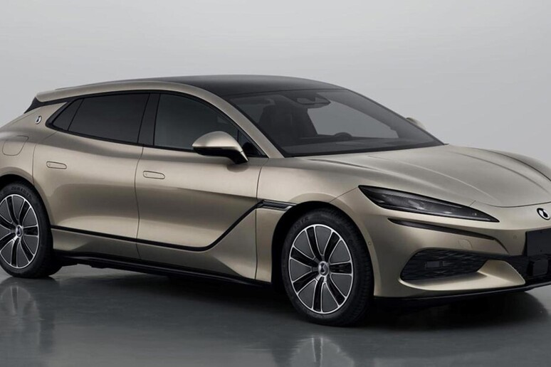 Denza Z9 GT shooting brake: pronta per l’Europa © ANSA/carnewschina.com