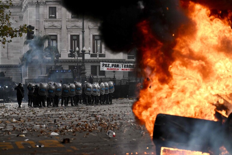 Protestos foram marcados por confrontos entre manifestantes da oposição e a polícia local © ANSA/AFP