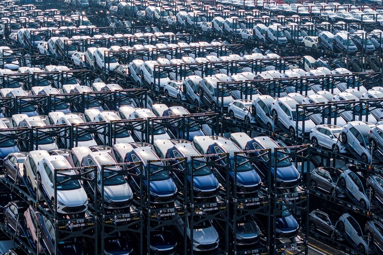 Carros da chinesa BYD no Porto de Suzhou © ANSA/AFP
