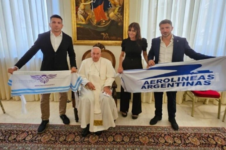 El Papa con la bandera de Aerolíneas Argentinas, imagen difundida por el gremio aeronáutico de ese país - TODOS LOS DERECHOS RESERVADOS