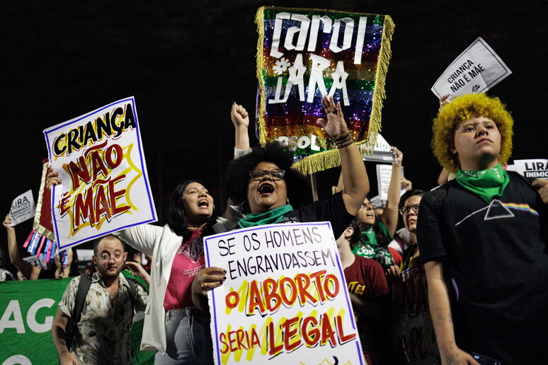 Protesto contra projeto antiaborto em São Paulo, em 13 de junho © ANSA/EPA
