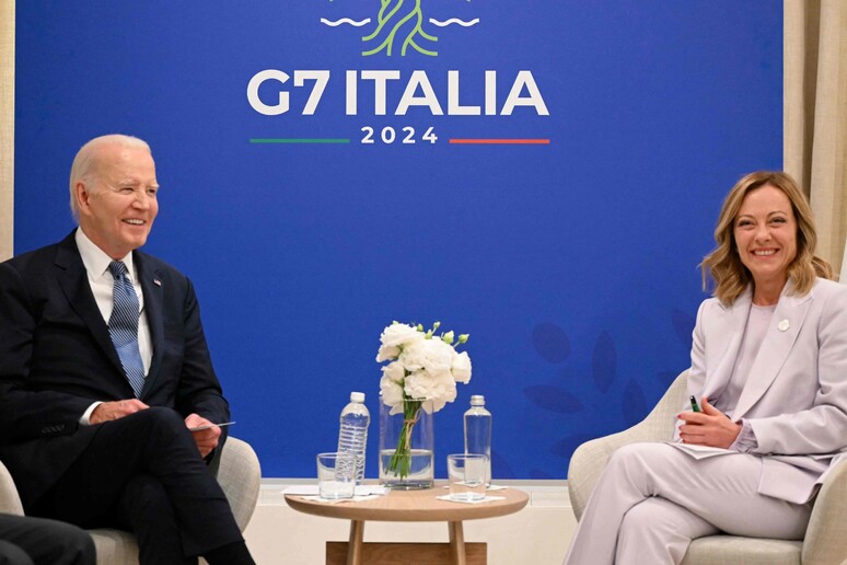 Joe Biden e Giorgia Meloni durante encontro no G7, em junho © ANSA/AFP