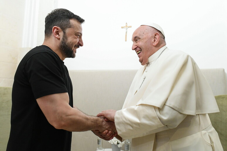 Volodymyr Zelensky se reúne com Papa na Itália - TODOS OS DIREITOS RESERVADOS
