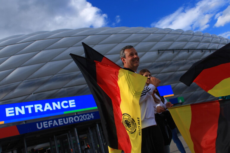 Una mochila olvidada puso en guardia a las autoridades en inicio de la Eurocopa - TODOS LOS DERECHOS RESERVADOS