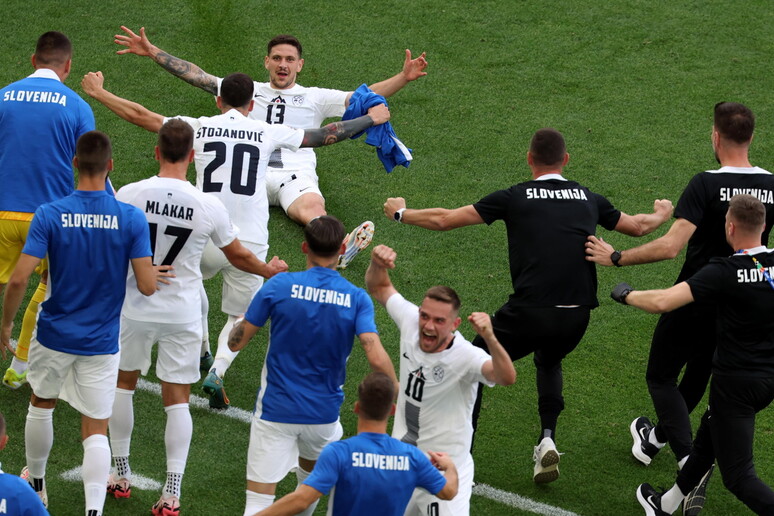 Eslovênia chegou a acertar uma bola na trave durante a partida contra a Dinamarca © ANSA/EPA