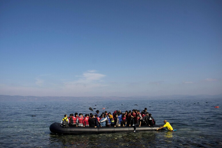 Barco de migrantes no Mar Mediterrâneo, em foto de arquivo - TODOS OS DIREITOS RESERVADOS