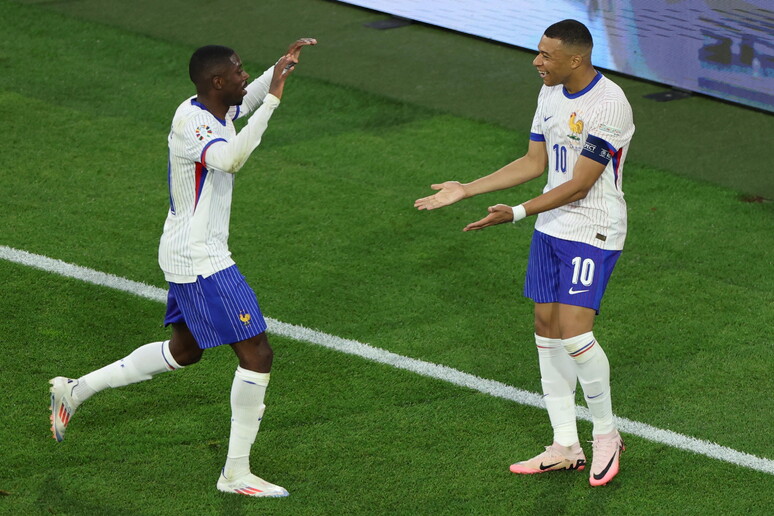 Kylian Mbappé y Ousmane Dembelé celebran el gol de Francia © ANSA/EPA