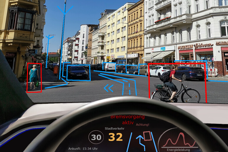 Un 'auto a guida autonoma per le strade di Barcellona (fonte: Eschenzweig, da Wikimedia) - RIPRODUZIONE RISERVATA