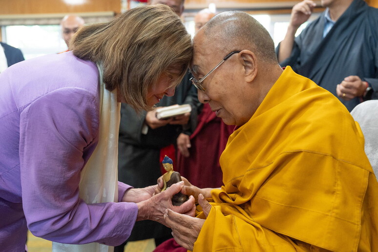 Dalai Lama durante encontro com representantes americanos na Índia © ANSA/EPA