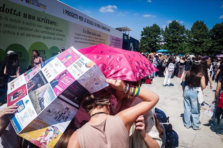 Pessoas se protegem do calor em Turim, na Itália - TODOS OS DIREITOS RESERVADOS