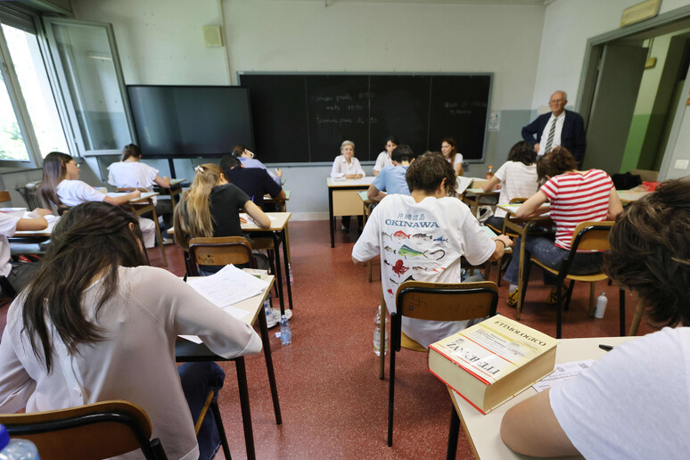 Studenti alle prese con la prima prova di Maturità - RIPRODUZIONE RISERVATA