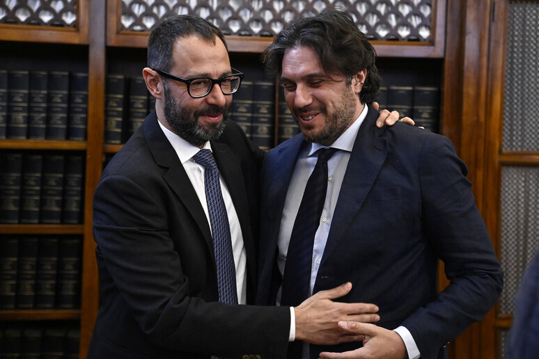 El líder del grupo del Movimiento 5 Estrellas en el Senado, Stefano Patuanelli (I), con el líder del grupo del Movimiento 5 Estrellas en la Cámara, Francesco Silvestri. - TODOS LOS DERECHOS RESERVADOS