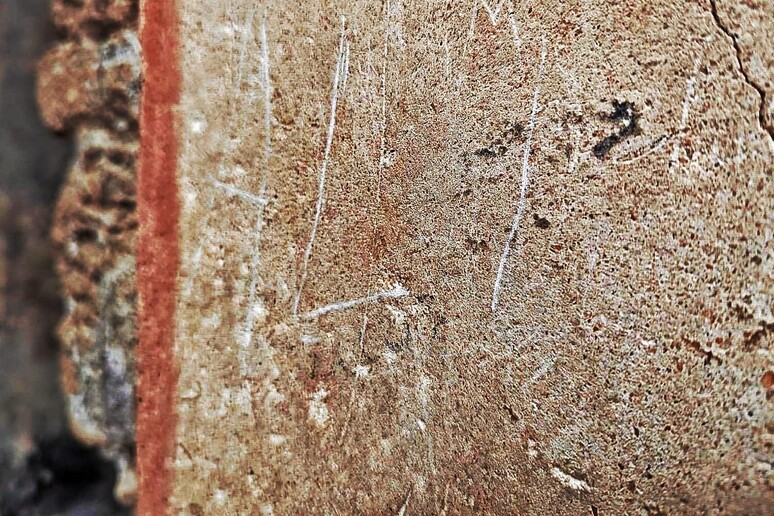 Vandalismo praticado por turista cazaque em Pompeia - TODOS OS DIREITOS RESERVADOS
