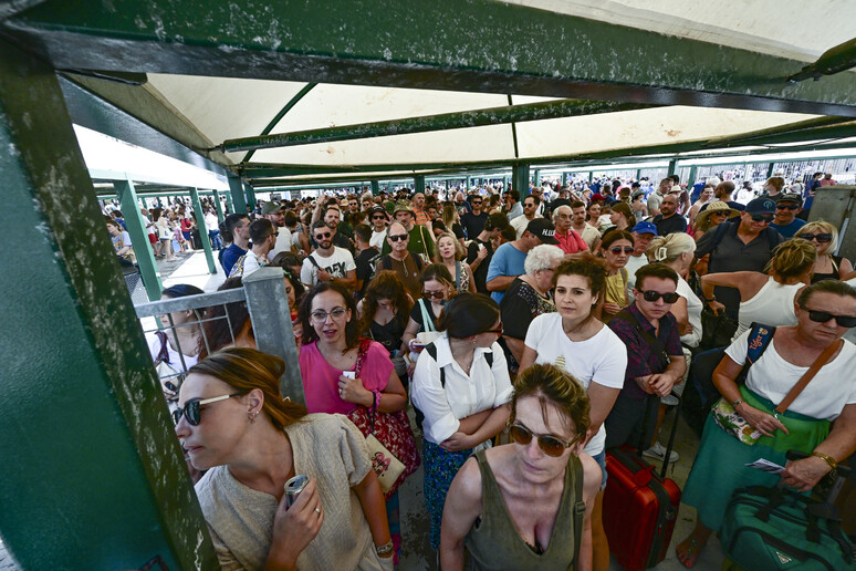 Turistas fazem fila em Nápoles enquanto aguardam embarque para Capri - TODOS OS DIREITOS RESERVADOS